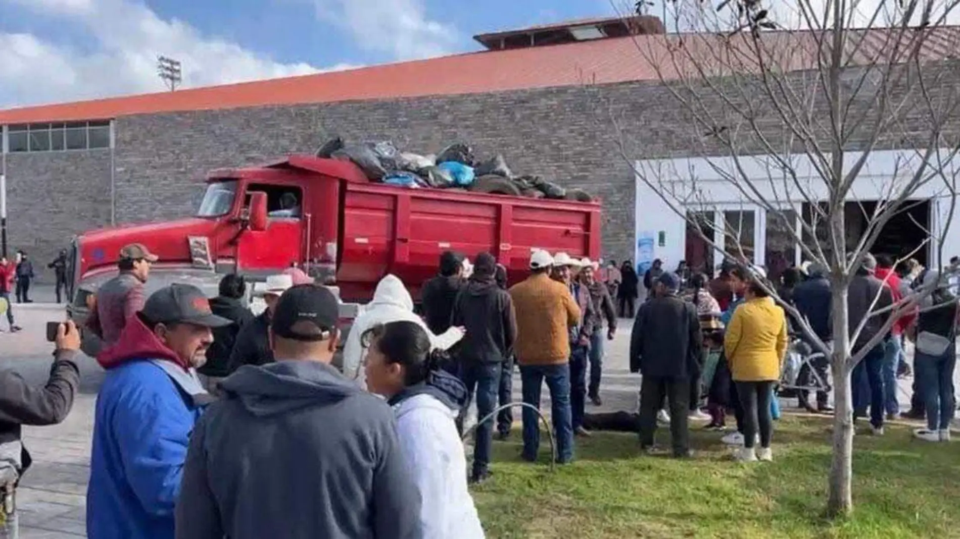 Un grupo de personas se manifiestan Pasificamente